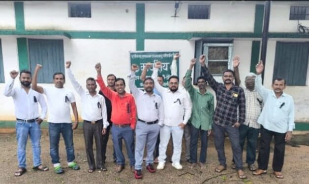*डोंगरगढ़-वन विभाग के दैनिक वेतन भोगियों का आज तीसरे दिन भी काली पट्टी लगाकर कर रहे कार्य*