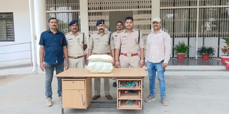 कोतवाली पुलिस द्वारा चौकस निगरानी रखते हुये विक्रय के पूर्व महिला को अवौध गांजा के साथ किया गिरफ्तार, कर कब्जे से 5 किलो 922 ग्राम गांजा कीमती 60000