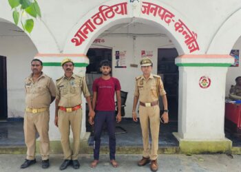 *थाना ठठिया पुलिस द्वारा 10,000/- रूपये के इनामिया वांछित अभियुक्त को किया गया गिरफ्तार।*