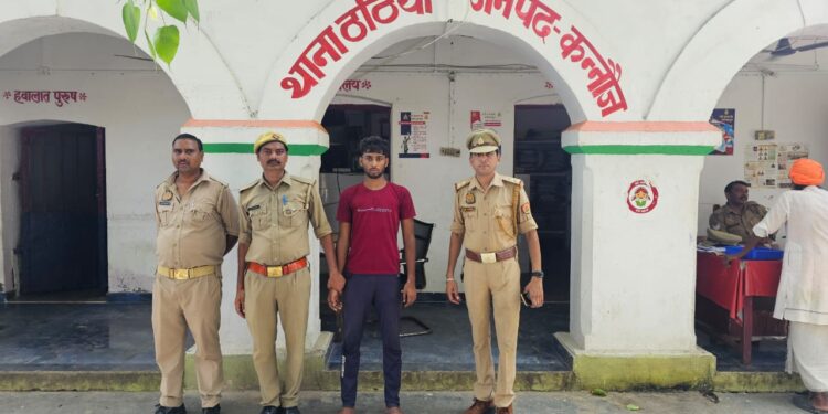 *थाना ठठिया पुलिस द्वारा 10,000/- रूपये के इनामिया वांछित अभियुक्त को किया गया गिरफ्तार।*