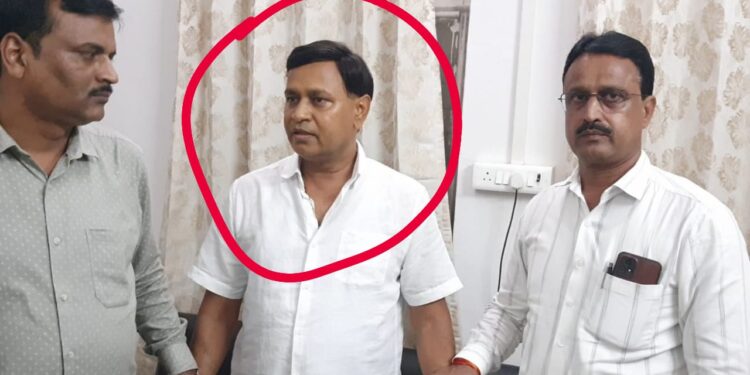 लोक निर्माण विभाग के अधीक्षण यंत्री 10 लाख की रिश्वत लेते लोकायुक्त टीम ने रंगे हाथों पकड़ा,मचा हड़कंप..वीडियो