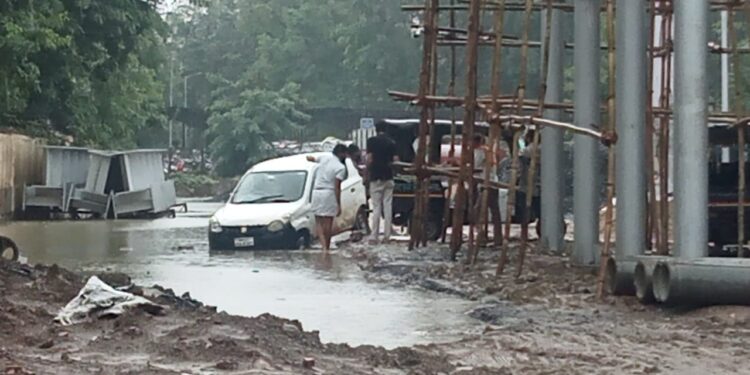 रेलवे स्टेशन प्लेटफार्म नंबर दो पर निर्माण कार्य के चलते कीचड़ में फंस रहे वाहन,यात्रियों को हो रही स्टेशन पहुंचने में खासी परेशानी VIDEO