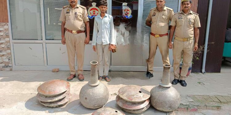 *इत्र की फैक्ट्री का ताला तोड़कर चोरी करने वाले अभियुक्तगण को 24 घण्टे के अन्दर किया गिरफ्तार व कब्जे से चोरी हुये माल को किया बरामद ।*