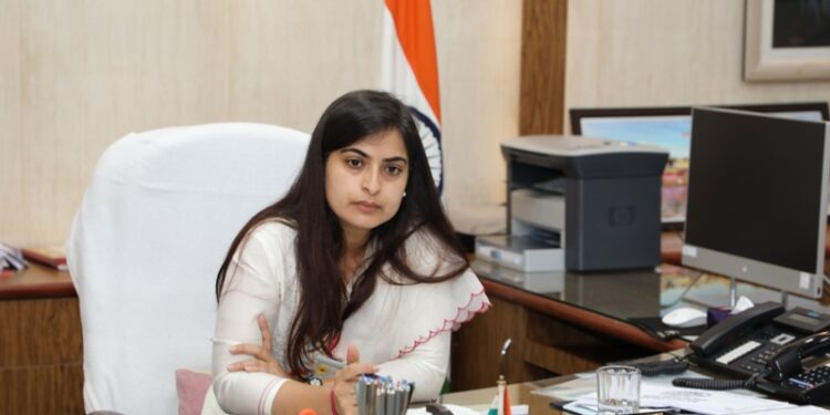 भारी बारिश पर तवा,बारना एवं बरगी डैम से पानी डिस्चार्ज को बेहतर ढंग से मेंटेन करें,नगर पालिका सीएमओ नाले,नालियों की निरंतर साफ सफाई कराए : कलेक्टर सोनिया मीना