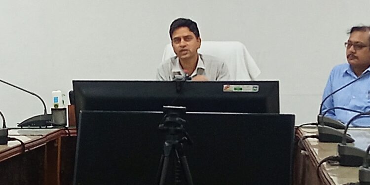 कटनी कलेक्टर दिलीप यादव ने पत्रकारो की बैठक मे ढीमरखेड़ा क्षेत्र मे आई बाढ़ की समस्या से संबंधित दी जानकारी जिला प्रशासन द्वारा सहायता प्रदान किए जानें की दी जानकारी