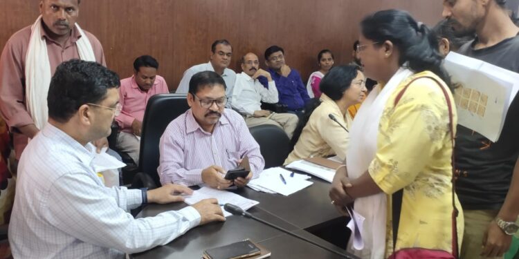 कलेक्टर की जनसुनवाई में बड़ी संख्या में प्राइवेट कालोनियों की समस्याओं को लेकर पहुंचे रहवासी!जनसुनवाई में नर्मदापुरम नगर में तलघर(बेसमेंट)निर्माण का विषय भी पहुंचा,सिटी मजिस्ट्रेट करेंगे जांच…..वीडियो