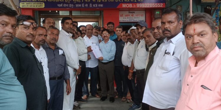 प्रांतीय जन स्वास्थ्य रक्षक कल्याण संगठन म.प्र. के जिला अध्यक्ष ने सी.एम.एच.ओ कार्यालयजन स्वा०रक्षकों को जांच से बाहर रखे जाने के संबंध में सोपा ज्ञापन