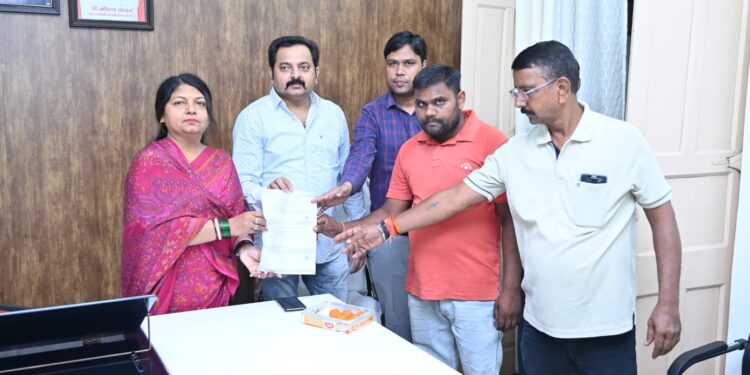 *महापौर प्रीति संजीव सूरी, द्वारा एवं जनप्रतिनिधियों द्वारा चार कर्मचारियों को अनुकंपा नियुक्ति पर प्रदाय किए गए नियुक्ति आदेश,दी शुभकामनाएं*