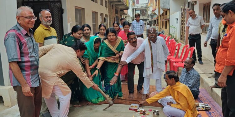 *वीर सावरकर वार्ड में होगा जन सुविधाओं का विस्तार* *महापौर प्रीती संजीव सूरी ऊर्जावान पार्षद राजेश भास्कर के प्रयासों से मिली सीसी रोड और नाली की सौगात*