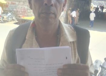 जबरदस्ती भाई का खेत जोत रहा भाई