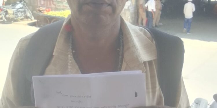 जबरदस्ती भाई का खेत जोत रहा भाई