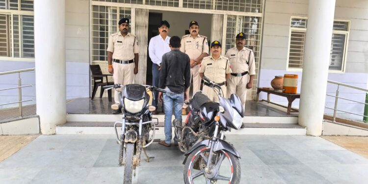 *चौकी सलैया थाना रीठी मे दो मोटर साईकिल चौरी के संदेह मे संजय यादव से हुई जप्त करीब एक लाख चालिस हजार कीमत की मोटर साइकिल जप्त*