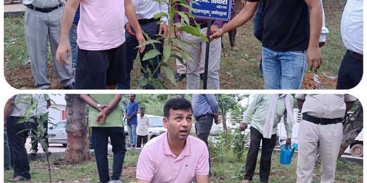 संभागायुक्त एवं संभागीय अधिकारियों ने वृहद स्तर पर आयुक्त कार्यालय परिसर में किया पौधारोपण
