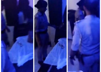 देखे VIDEO स्पा के नाम पर चल रहे रैकेट के खुलासे के लिए पुलिस ने दबिश दी तो स्पा सेंटर में बने तन्हाई लॉक्ड बॉक्स में ग्राहकों को सर्विस देती मिली लड़कियां