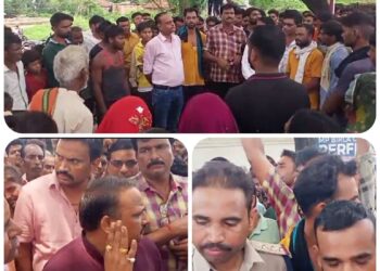 करंट की चपेट में आने से प्राइवेट बिजली कर्मचारियों की मौत  ग्रामीणों ने लाश को रोड पर रखकर किया चक्का जाम करीब 4 घंटे चला हंगामा