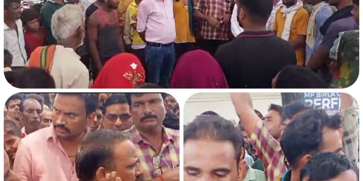 करंट की चपेट में आने से प्राइवेट बिजली कर्मचारियों की मौत ग्रामीणों ने लाश को रोड पर रखकर किया चक्का जाम करीब 4 घंटे चला हंगामा