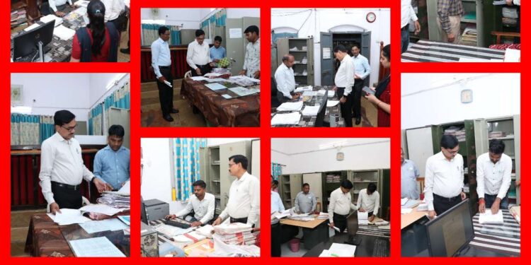 *कलेक्टर श्री सिंह ने किया एसडीएम, तहसीलदार और नायब तहसीलदार कोर्ट अमरवाड़ा का औचक निरीक्षण* *सिंगोड़ी में पटवारी रिकॉर्ड्स भी देखे* *राजस्व महाभियान 2.0 के क्रियान्वयन की समीक्षा की*