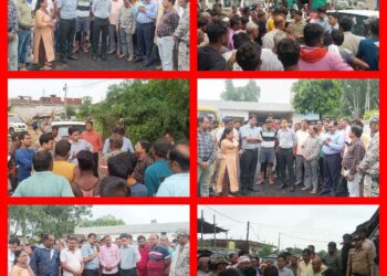 जिले में नवपदस्थ कलेक्टर दिलीप कुमार यादव गुरुवार को पदभार ग्रहण करने के तत्काल बाद बाढ़ प्रभावित ढीमरखेड़ा क्षेत्र के गांवों का दौरा किया