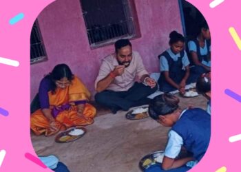 बच्चो के साथ किया मध्यान्ह भोजन
