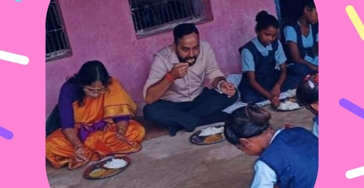 बच्चो के साथ किया मध्यान्ह भोजन