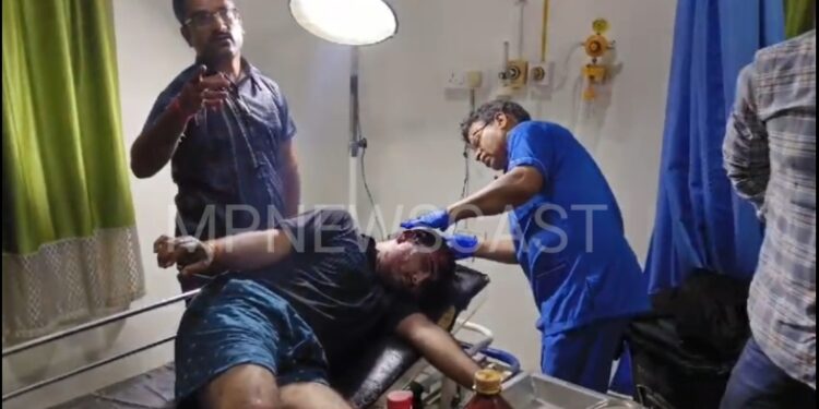 मौके पर पहुँच यातायात पुलिस ने बचाई युवक की जान