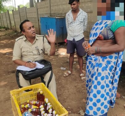 आबकारी विभाग ने किया कैलवारा फाटक मे अवैध पैकारी से शराब जप्त