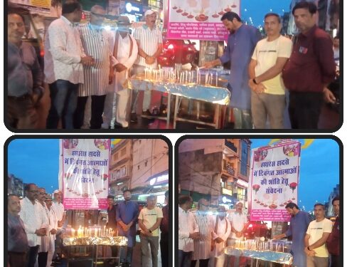 हाथरस हादसे मे दिव्यांग मृत आत्माओ की शांति के लिए केंडल जलाकर दी श्रधांजलि