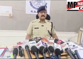 चलती कार में 13 साल की छात्रा से दुष्कर्म, आरोपी के दो साथी भी थे कार में मौजूद, एक कर रहा था ड्राइविंग दूसरे ने वीडियो बनाया, वायरल करने की भी दी धमकी, इंस्टाग्राम पर हुई थी युवक से छात्र की पहचान, दो आरोपी गिरफ्तार