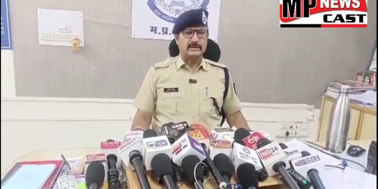 चलती कार में 13 साल की छात्रा से दुष्कर्म, आरोपी के दो साथी भी थे कार में मौजूद, एक कर रहा था ड्राइविंग दूसरे ने वीडियो बनाया, वायरल करने की भी दी धमकी, इंस्टाग्राम पर हुई थी युवक से छात्र की पहचान, दो आरोपी गिरफ्तार