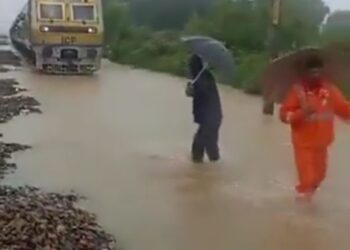देश का विकास देखिए, ट्रेन को भी रास्ता दिखाना पड़ रहा। VIDEO