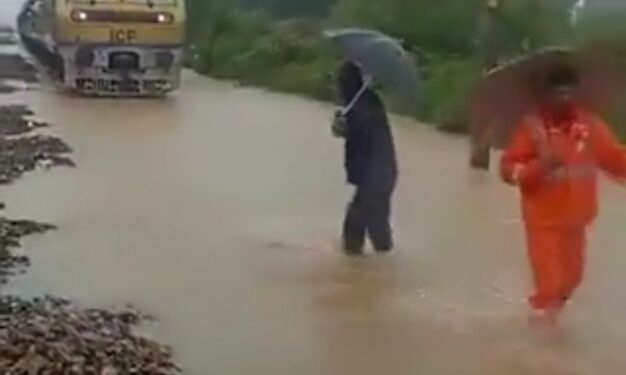 देश का विकास देखिए, ट्रेन को भी रास्ता दिखाना पड़ रहा। VIDEO