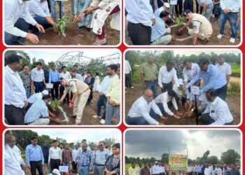 एक पेड मां के नाम अभियान” के अंतर्गत कलेक्टर श्री सिंह एवं पुलिस अधीक्षक श्री खत्री द्वारा शासकीय उद्यान रोपणी जमुनिया में आम एवं काजू के लगाये गये पौधे
