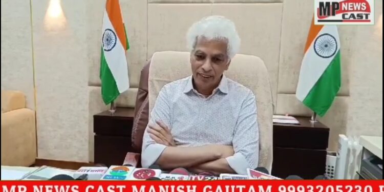पाँच निजी स्कूलों से सबंधित शिकायतों और जाँच में मिली अनियमितताओं पर आज शाम कलेक्ट्रेट सभाकक्ष में संपन्न हुई खुली सुनवाई के बारे में पत्रकारों से चर्चा करते कलेक्टर श्री दीपक सक्सेना.