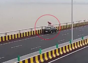 देखिऐ वायरल VIDEO कार रोकी… फिर अटल सेतु से समुद्र में कूदकर कर ली आत्महत्या, आर्थिक रूप से परेशान था 38 वर्षीय इंजीनियर