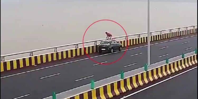देखिऐ वायरल VIDEO कार रोकी… फिर अटल सेतु से समुद्र में कूदकर कर ली आत्महत्या, आर्थिक रूप से परेशान था 38 वर्षीय इंजीनियर