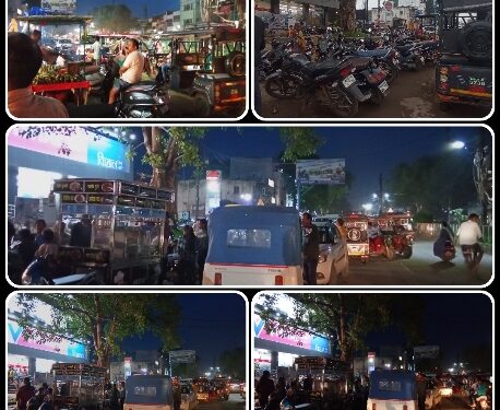 विशाल मेगा मार्ट की पार्किंग व्यवस्था होने के बावजूद बीच सड़को मे वाहन पार्किंग होने से परेशान रहे राहगीर