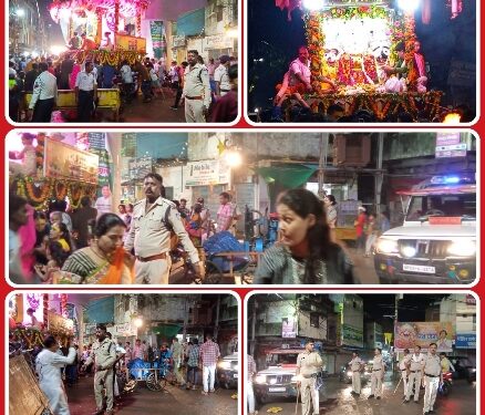 भगवान श्री जगन्नाथ जी के जगह जगह आरती लिए खड़े श्रधालु,  यातायात पुलिस व कोतवाली पुलिस रथ यात्रा मे जगह जगह रही तैनात