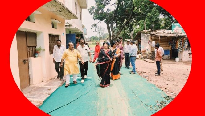 *सीवरेज कार्य के दौरान मिट्टी रोड से तत्काल हटाये-महापौर**विवेकानन्द वार्ड के लखेरा में बारिश से अत्यधिक कीचड़ की स्थिति देख महापौर प्रीति संजीव सूरी ने दिये सख़्त निर्देश*