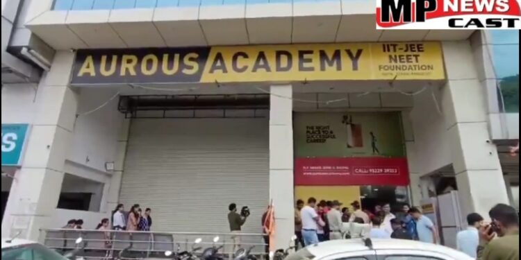 भोपाल बेसमेंट में संचालित हो रही कोचिंग पर प्रशासन का शिकंजा, दिल्ली की घटना के बाद प्रशासन अलर्ट, एमपी नगर में कोचिंग सेंटर्स को किया सील, देखें VIDEO