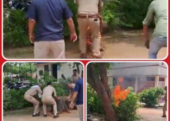 फरियाद लेकर खैर थाने पहुंची थी महिला खुद पर मिट्टी का तेल डालकर लगाई आग देखे। VIDEO