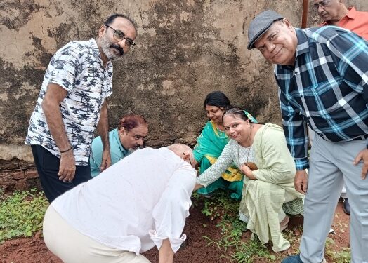 *आओ मिलकर वृक्ष लगायें,वातावरण को सुन्दर एवं स्वच्छ बनायें* *महापौर प्रीति संजीव सूरी एमआईसी सदस्य सुमन राजू माखीजा ने शांतिनगर सोसायटी के सदस्यों के साथ लगाये पौधे*