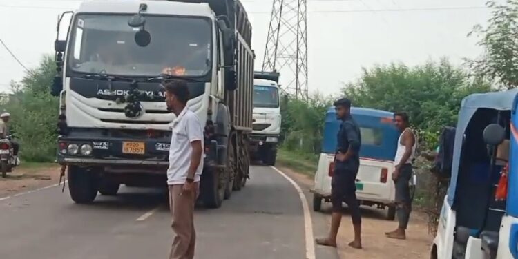 रेत हाइवा ने ई रिक्शा मे मारी जोरदार टक्कर, चालक को आई गम्भीर चोट