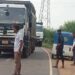 रेत हाइवा ने ई रिक्शा मे मारी जोरदार टक्कर, चालक को आई गम्भीर चोट