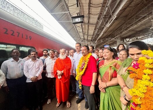 *बाबा बैजनाथ धाम के लिए रवाना हुआ कांवड़ यात्रियों का जत्था*  *पूर्व नेताप्रतिपक्ष एवं वरिष्ठ पार्षद कमलेश अग्रवाल के नेतृत्व में रवाना हुए 101 कांवड़िए*  *रेलवे स्टेशन परिसर में कांवड़ यात्रियों का हुआ भव्य स्वागत*
