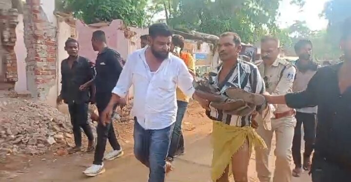 *नाबालिग से ज्यादती क़े आरोपी क़ो चप्पल की माला पहना कर गांव मे घुमाया* *घटना से डरी सहमी रही पीड़िता ने परिजनों के साथ एसपी को बताई थी आपबीती उसके बाद पुलिस ने लिया एक्शन*