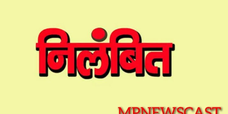 कमिश्नर ने लापरवाह सहायक यंत्री और जनपद के मुख्य कार्यपालन अधिकारी को किया निलंबित