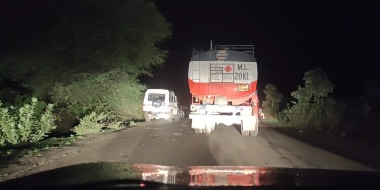 उमरिया ट्रांसफार्मर लोड लदे ट्रक में लगी आग, जोहिला पुल के पास हुआ हादसा VIDEO