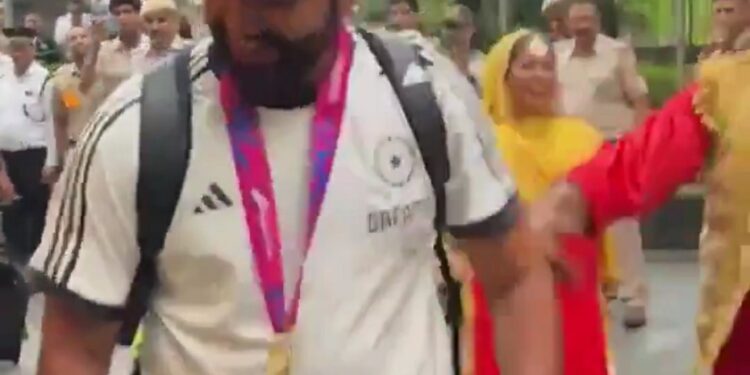 दिल्ली ढोल-नगाड़ों की धुन पर थिरके टीम इंडिया के खिलाड़ी, रोहित-सूर्या ने किया जोरदार डांस, देखें VIDEO