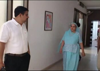 देखिऐ VIDEO कलेक्टर अपनी माँ को लेकर दफ़्तर आये, पौधा लगवाया