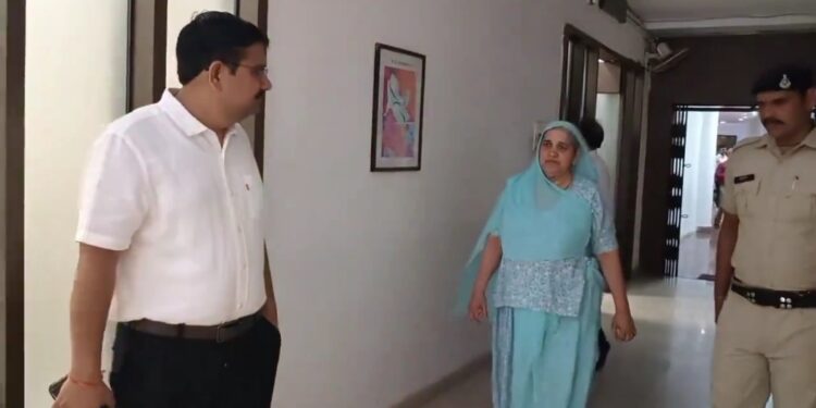 देखिऐ VIDEO कलेक्टर अपनी माँ को लेकर दफ़्तर आये, पौधा लगवाया